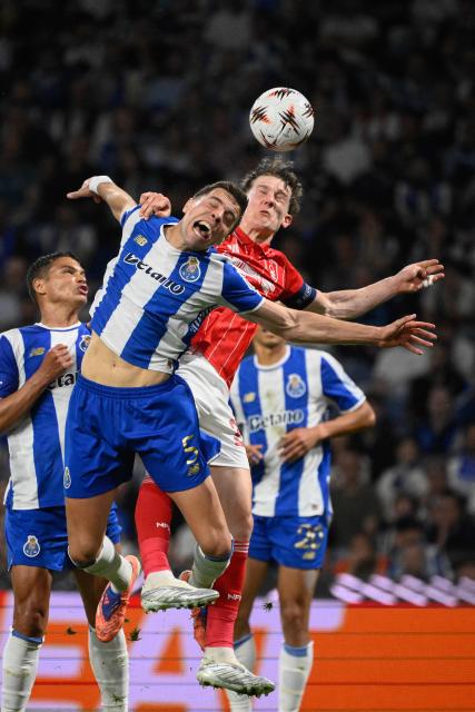 FC Porto's Polish defender #05 Jan Bednarek and Nottingham Forest's English midfielder #22 Ryan Yates (R) jump for a header during the UEFA Europa League quarter final first leg football match between FC Porto and Nottingham forest at Dragao Stadium in Porto, on April 9, 2026. (Photo by Miguel RIOPA / AFP)