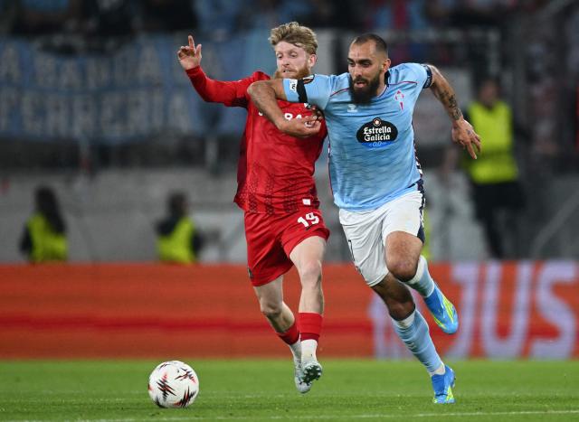 SC Freiburg's German forward #19 Jan-Niklas Beste (L) and Celta Vigo's Spanish forward #07 Borja Iglesias vie for the ball during the UEFA Europa League Quarter final First Leg football match between SC Freiburg and Celta Vigo in Freiburg, on April 9, 2026. (Photo by Silas STEIN / AFP)