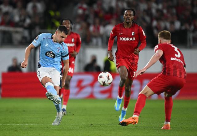 Celta Vigo's Spanish forward #09 Ferran Jutlga (L) shoots the ball during the UEFA Europa League Quarter final First Leg football match between SC Freiburg and Celta Vigo in Freiburg, on April 9, 2026. (Photo by Silas STEIN / AFP)