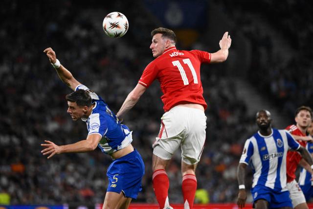 Nottingham Forest's New Zealand striker #11 Chris Wood (C) heads the ball challenged by FC Porto's Polish defender #05 Jan Bednarek during the UEFA Europa League quarter final first leg football match between FC Porto and Nottingham forest at Dragao Stadium in Porto, on April 9, 2026. (Photo by Miguel RIOPA / AFP)