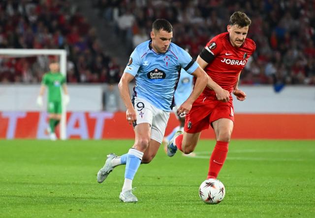Celta Vigo's Spanish forward #09 Ferran Jutlga and SC Freiburg's German midfielder #08 Maximilian Eggestein vie for the ball during the UEFA Europa League Quarter final First Leg football match between SC Freiburg and Celta Vigo in Freiburg, on April 9, 2026. (Photo by Silas STEIN / AFP)
