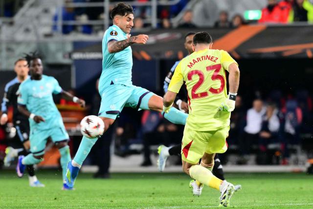 Bologna's Argentine forward #09 Santiago Castro tries to score against Aston Villa's Argentinian goalkeeper #23 Emiliano Martínez during the UEFA Europa League quarter final first leg football match between Bologna and Aston Villa at the Renato Dall'Ara stadium in Bologna on April 9, 2026. (Photo by Stefano RELLANDINI / AFP)