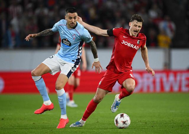 Celta Vigo's Uruguayan midfielder #15 Matias Vecino (L) and SC Freiburg's German midfielder #08 Maximilian Eggestein vie for the ball during the UEFA Europa League Quarter final First Leg football match between SC Freiburg and Celta Vigo in Freiburg, on April 9, 2026. (Photo by Silas STEIN / AFP)