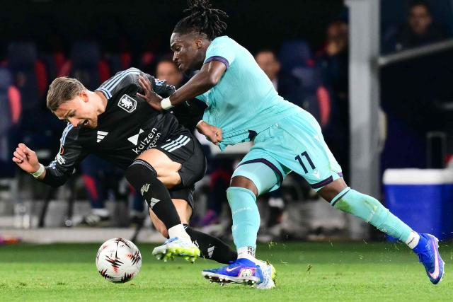 Aston Villa's Polish defender  #02 Matty Cash fights for the ball with Bologna's English forward #11 Jonathan Rowe during the UEFA Europa League quarter final first leg football match between Bologna and Aston Villa at the Renato Dall'Ara stadium in Bologna on April 9, 2026. (Photo by Stefano RELLANDINI / AFP)