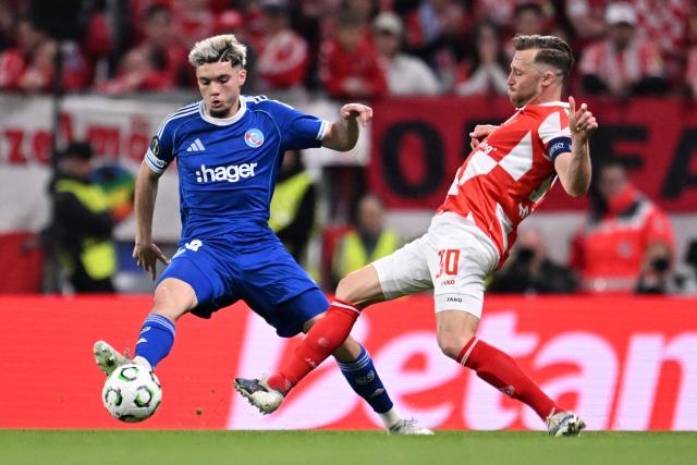 Strasbourg's French midfielder #29 Samir El Mourabet (L) and Mainz' Swiss defender #30 Silvan Widmer vie for the ball during the UEFA Europa Conference League quarter-final first leg football match between 1 FSV Mainz 05 and RC Strasbourg Alsace in Mainz, western Germany on April 9, 2026. (Photo by Kirill KUDRYAVTSEV / AFP)