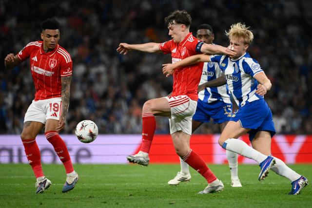 Nottingham Forest's English midfielder #22 Ryan Yates (C) and FC Porto's Danish midfielder #08 Victor Froholdt vie for the ball during the UEFA Europa League quarter final first leg football match between FC Porto and Nottingham forest at Dragao Stadium in Porto, on April 9, 2026. (Photo by Miguel RIOPA / AFP)