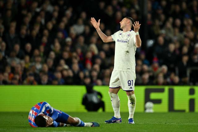 Fiorentina's Italian striker #91 Roberto Piccoli reacts after a free kick is given against him during the UEFA Conference quarter final first-leg football match between Crystal Palace and ACF Fiorentina at Selhurst Park in London on April 9, 2026. (Photo by Ben STANSALL / AFP)