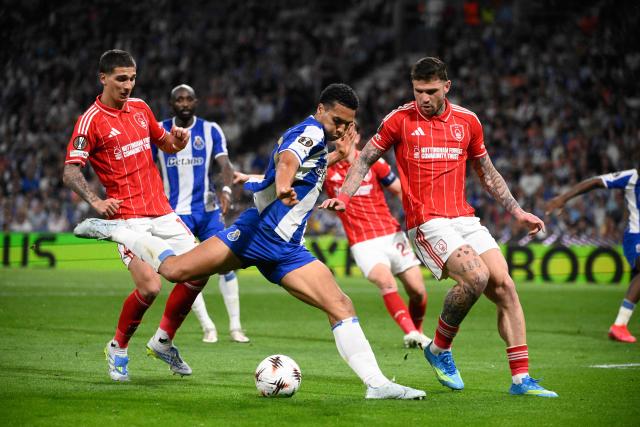 FC Porto's Portuguese defender #20 Alberto Oliveira Baio (C) kicks challenged by Nottingham Forest's Brazilian defender #04 Morato during the UEFA Europa League quarter final first leg football match between FC Porto and Nottingham forest at Dragao Stadium in Porto, on April 9, 2026. (Photo by Miguel RIOPA / AFP)
