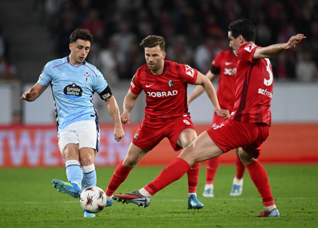 Celta Vigo's Spanish forward #18 Pablo Duran (L) and SC Freiburg's Austrian defender #03 Philipp Lienhart vie for the ball during the UEFA Europa League Quarter final First Leg football match between SC Freiburg and Celta Vigo in Freiburg, on April 9, 2026. (Photo by Silas STEIN / AFP)