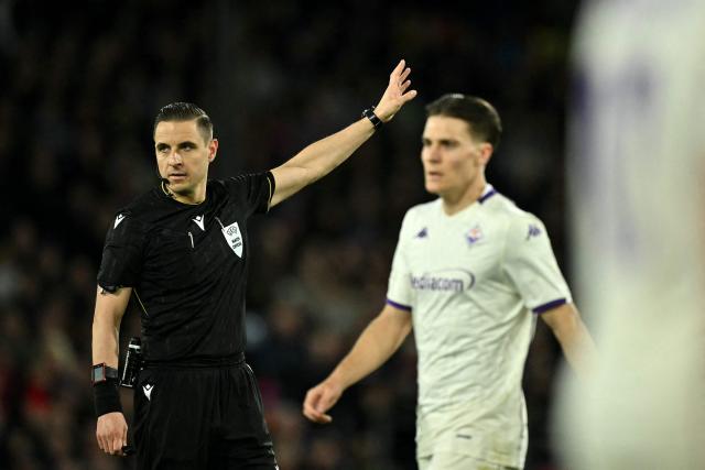 Referee Donatas Rumsas gestures during the UEFA Conference quarter final first-leg football match between Crystal Palace and ACF Fiorentina at Selhurst Park in London on April 9, 2026. (Photo by Ben STANSALL / AFP)