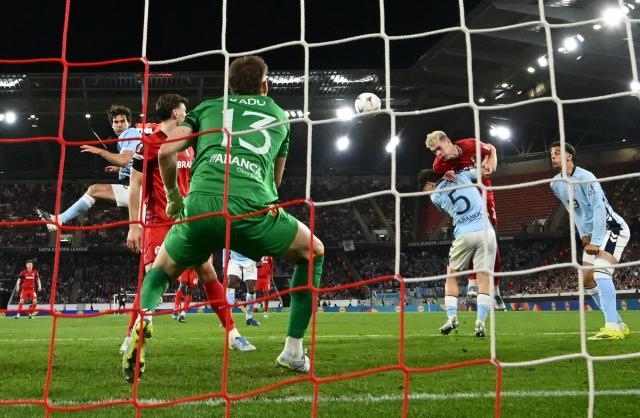 SC Freiburg's German defender #28 Matthias Ginter (2R) scores the 4-0 during the UEFA Europa League Quarter final First Leg football match between SC Freiburg and Celta Vigo in Freiburg, on April 9, 2026. (Photo by Silas STEIN / AFP)