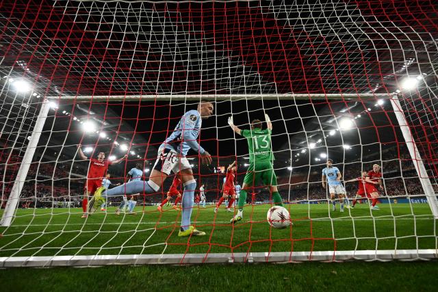 SC Freiburg's German defender #28 Matthias Ginter (R) celebrates scoring the 3-0 during the UEFA Europa League Quarter final First Leg football match between SC Freiburg and Celta Vigo in Freiburg, on April 9, 2026. (Photo by Silas STEIN / AFP)
