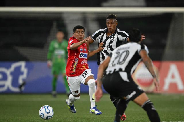 Caracas' midfielder #22 Angel Figueroa and Botafogo's midfielder #08 Danilo fight for the ball during the Copa Sudamericana group stage football match between Brazil's Botafogo and Venezuela's Caracas FC at the Nilton Santos stadium in Rio de Janeiro, Brazil, on April 9, 2026. (Photo by Mauro PIMENTEL / AFP)