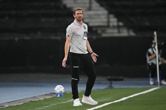 Caracas' head coach Fernando Aristeguieta gestures during the Copa Sudamericana group stage football match between Brazil's Botafogo and Venezuela's Caracas FC at the Nilton Santos stadium in Rio de Janeiro, Brazil, on April 9, 2026. (Photo by Mauro PIMENTEL / AFP)