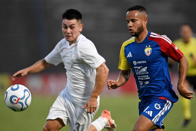 Libertad's defender #31 Thiago Fernandez and Universidad Central's Colombian forward #08 Juan Zapata fight for the ball during the Copa Libertadores group stage football match between Venezuela's Universidad Central and Paraguay's Libertad at the Olimpico de la UCV stadium in Caracas, on April 9, 2026. (Photo by Juan BARRETO / AFP)