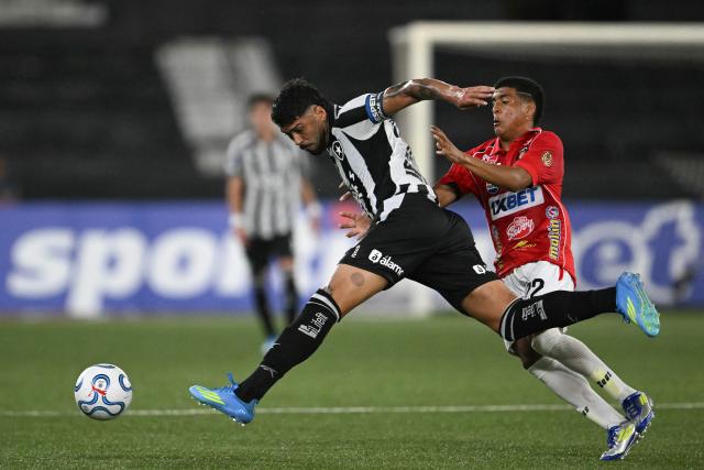 Botafogo's Argentine defender #20 Alexander Barboza and Caracas' midfielder #22 Angel Figueroa fight for the ball during the Copa Sudamericana group stage football match between Brazil's Botafogo and Venezuela's Caracas FC at the Nilton Santos stadium in Rio de Janeiro, Brazil, on April 9, 2026. (Photo by Mauro PIMENTEL / AFP)