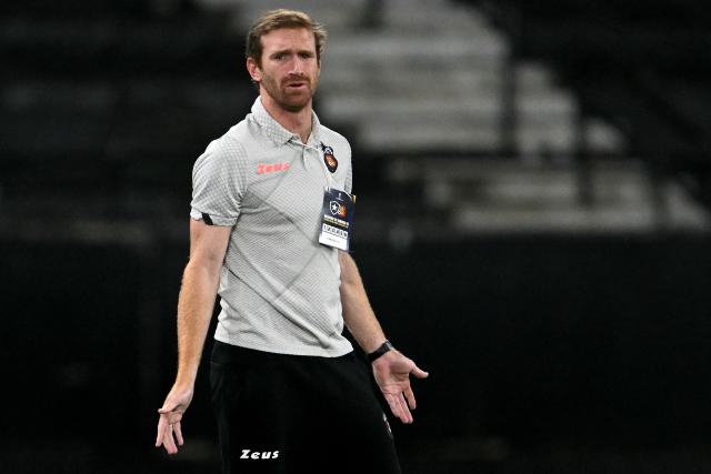 Caracas' head coach Fernando Aristeguieta gestures during the Copa Sudamericana group stage football match between Brazil's Botafogo and Venezuela's Caracas FC at the Nilton Santos stadium in Rio de Janeiro, Brazil, on April 9, 2026. (Photo by Mauro PIMENTEL / AFP)