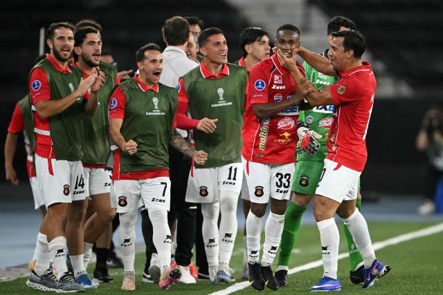 Caracas' midfielder #33 Wilfred Correa (2nd R) celebrates with teammates after scoring the team's first goal during the Copa Sudamericana group stage football match between Brazil's Botafogo and Venezuela's Caracas FC at the Nilton Santos stadium in Rio de Janeiro, Brazil, on April 9, 2026. (Photo by Mauro PIMENTEL / AFP)