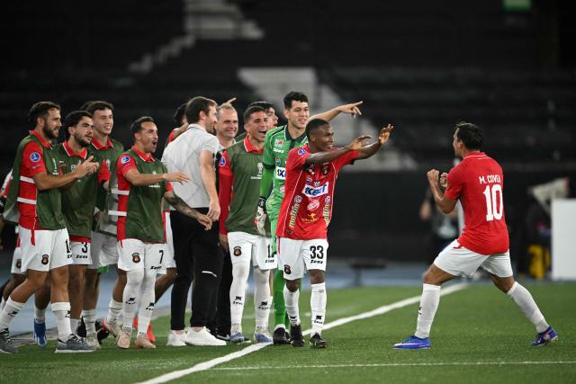 Caracas' midfielder #33 Wilfred Correa (2nd R) celebrates with teammates after scoring the team's first goal during the Copa Sudamericana group stage football match between Brazil's Botafogo and Venezuela's Caracas FC at the Nilton Santos stadium in Rio de Janeiro, Brazil, on April 9, 2026. (Photo by Mauro PIMENTEL / AFP)