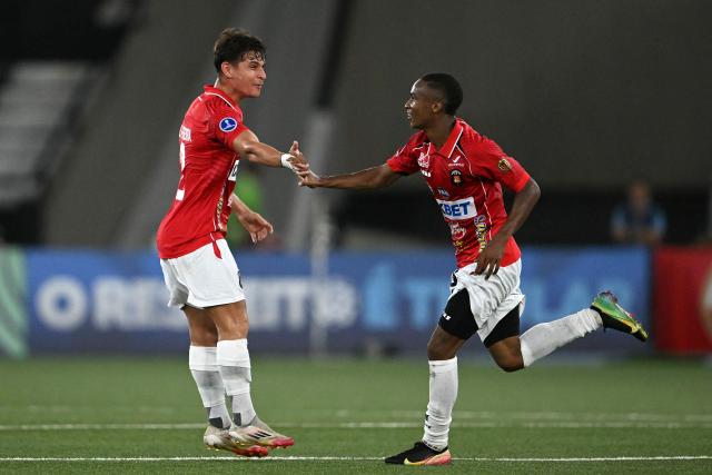 Caracas' midfielder #33 Wilfred Correa celebrates with Caracas' defender #02 Eduardo Ferreira after scoring the team's first goal during the Copa Sudamericana group stage football match between Brazil's Botafogo and Venezuela's Caracas FC at the Nilton Santos stadium in Rio de Janeiro, Brazil, on April 9, 2026. (Photo by Mauro PIMENTEL / AFP)