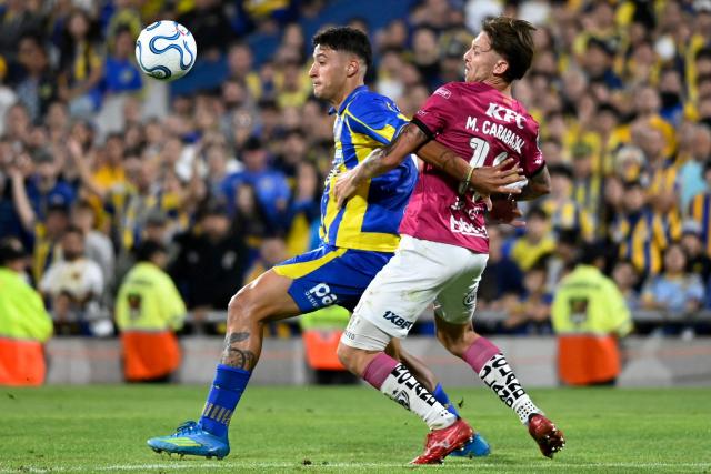 Rosario Central's forward #09 Alejo Veliz and Independiente del Valle's Argentine defender #14 Mateo Carabajal fight for the ball during the Copa Libertadores group stage football match between Argentina's Rosario Central and Ecuador's Independiente del Valle at the Gigante de Arroyito stadium in Rosario, Santa Fe province, Argentina, on April 9, 2026. (Photo by Marcelo Manera / AFP)
