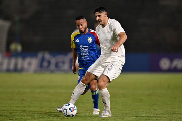 Universidad Central's Colombian forward #08 Juan Zapata and Libertad's defender #05 Diego Viera fight for the ball during the Copa Libertadores group stage football match between Venezuela's Universidad Central and Paraguay's Libertad at the Olimpico de la UCV stadium in Caracas, on April 9, 2026. (Photo by Juan BARRETO / AFP)