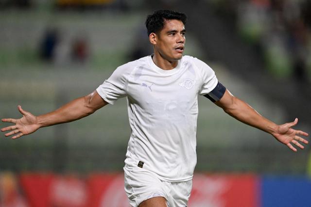 Libertad's forward #10 Lorenzo Melgarejo celebrates scoring his team's first goal during the Copa Libertadores group stage football match between Venezuela's Universidad Central and Paraguay's Libertad at the Olimpico de la UCV stadium in Caracas, on April 9, 2026. (Photo by Juan BARRETO / AFP)