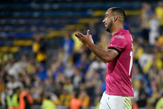 Independiente del Valle's midfielder #10 Junior Sornoza reacts after receiving a red card during the Copa Libertadores group stage football match between Argentina's Rosario Central and Ecuador's Independiente del Valle at the Gigante de Arroyito stadium in Rosario, Santa Fe province, Argentina, on April 9, 2026. (Photo by Marcelo Manera / AFP)