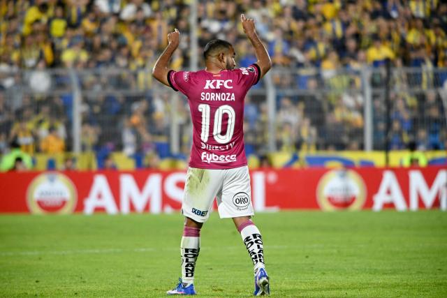 Independiente del Valle's midfielder #10 Junior Sornoza reacts after receiving a red card during the Copa Libertadores group stage football match between Argentina's Rosario Central and Ecuador's Independiente del Valle at the Gigante de Arroyito stadium in Rosario, Santa Fe province, Argentina, on April 9, 2026. (Photo by Marcelo Manera / AFP)