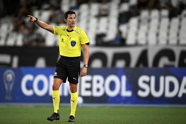 Peruvian referee Kevin Ortega gestures during the Copa Sudamericana group stage football match between Brazil's Botafogo and Venezuela's Caracas FC at the Nilton Santos stadium in Rio de Janeiro, Brazil, on April 9, 2026. (Photo by MAURO PIMENTEL / AFP)