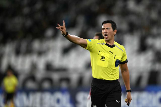 Peruvian referee Kevin Ortega gestures during the Copa Sudamericana group stage football match between Brazil's Botafogo and Venezuela's Caracas FC at the Nilton Santos stadium in Rio de Janeiro, Brazil, on April 9, 2026. (Photo by MAURO PIMENTEL / AFP)