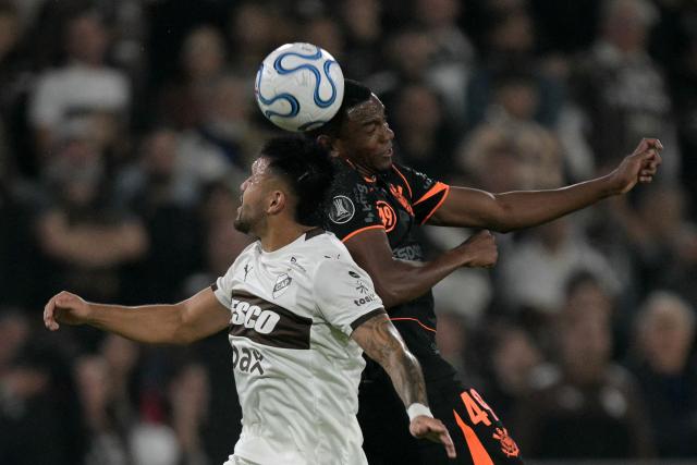 Platense's midfielder #15 Franco Amarfil and Corinthians' midfielder #49 Andre Luiz jump for a header during the Copa Libertadores group stage football match between Argentina's Platense and Brazil's Corinthians at the Ciudad de Vicente Lopez stadium in Vicente Lopez, Buenos Aires province, Argentina, on April 9, 2026. (Photo by JUAN MABROMATA / AFP)