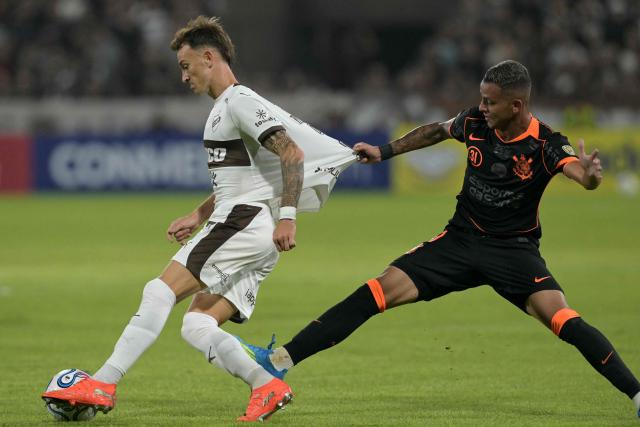 Platense's forward #07 Guido Mainero and Corinthians' forward #31 Kayke Ferrarifight for the ball during the Copa Libertadores group stage football match between Argentina's Platense and Brazil's Corinthians at the Ciudad de Vicente Lopez stadium in Vicente Lopez, Buenos Aires province, Argentina, on April 9, 2026. (Photo by JUAN MABROMATA / AFP)