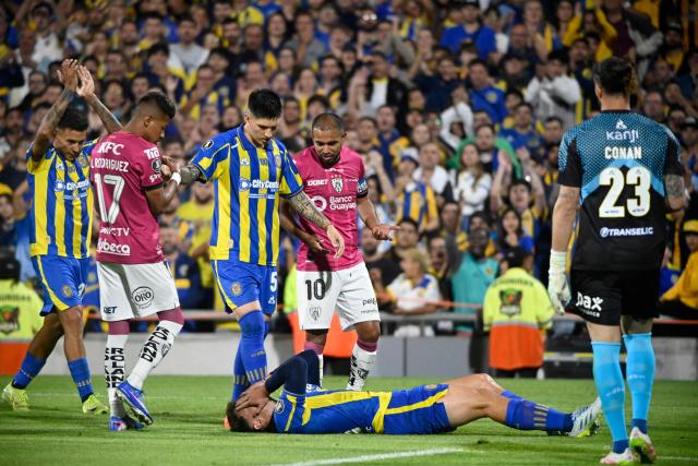 Rosario Central's defender #46 Ignacio Ovando reacts after being injured during the Copa Libertadores group stage football match between Argentina's Rosario Central and Ecuador's Independiente del Valle at the Gigante de Arroyito stadium in Rosario, Santa Fe province, Argentina, on April 9, 2026. (Photo by Marcelo Manera / AFP)