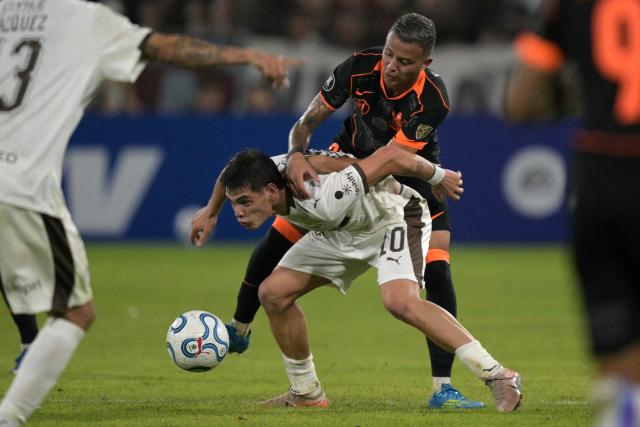 Platense's midfielder #10 Franco Zapiola and Corinthians' forward #31 Kayke Ferrari fight for the ball during the Copa Libertadores group stage football match between Argentina's Platense and Brazil's Corinthians at the Ciudad de Vicente Lopez stadium in Vicente Lopez, Buenos Aires province, Argentina, on April 9, 2026. (Photo by JUAN MABROMATA / AFP)