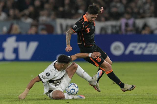 Platense's defender #03 Tomas Silva and Corinthians' Argentine midfielder #08 Rodrigo Garro fight for the ball during the Copa Libertadores group stage football match between Argentina's Platense and Brazil's Corinthians at the Ciudad de Vicente Lopez stadium in Vicente Lopez, Buenos Aires province, Argentina, on April 9, 2026. (Photo by JUAN MABROMATA / AFP)
