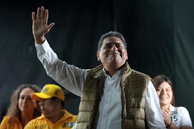 Peru's presidential candidate Carlos Alvarez, for the Pais Para Todos party, waves to supporters during his closing campaign rally in Lima on April 9, 2026. Peru will hold presidential elections on April 12. (Photo by Connie FRANCE / AFP)