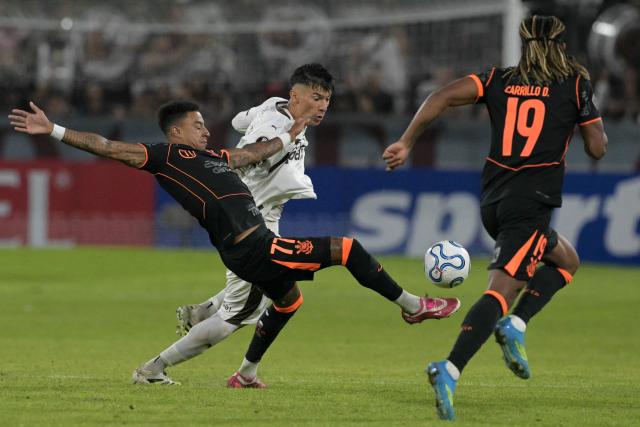 Platense's defender #31 Victor Cuesta and Corinthians' English midfielder Jesse Lingard fight for the ball during the Copa Libertadores group stage football match between Argentina's Platense and Brazil's Corinthians at the Ciudad de Vicente Lopez stadium in Vicente Lopez, Buenos Aires province, Argentina, on April 9, 2026. (Photo by JUAN MABROMATA / AFP)