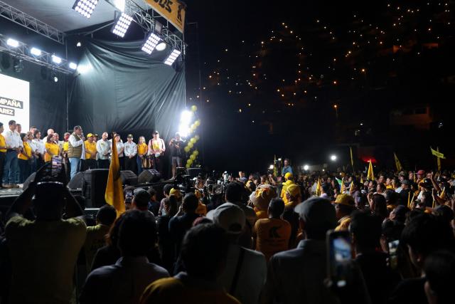 Peru's presidential candidate Carlos Alvarez, for the Pais Para Todos party, speaks to supporters during his closing campaign rally in Lima on April 9, 2026. Peru will hold presidential elections on April 12. (Photo by Connie FRANCE / AFP)