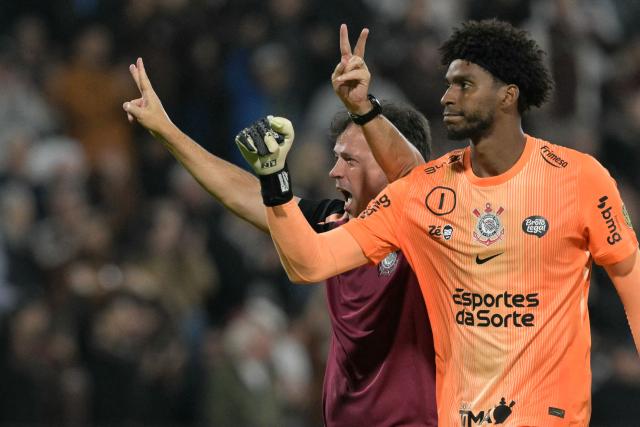 Corinthians' head coach Fernando Diniz (L) and goalkeeper #01 Hugo Souza celebrate after winning the Copa Libertadores group stage football match between Argentina's Platense and Brazil's Corinthians at the Ciudad de Vicente Lopez stadium in Vicente Lopez, Buenos Aires province, Argentina, on April 9, 2026. (Photo by JUAN MABROMATA / AFP)