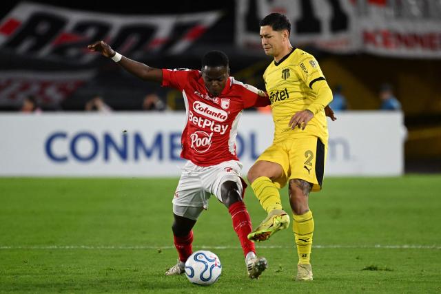 Santa Fe's midfielder #07 Jhojan Torres (L) and Penarol's Argentine defender #02 Franco Escobar fight for the ball during the Copa Libertadores group stage football match between Colombia's Independiente Santa Fe and Uruguay's Penarol at the Nemesio Camacho El Campin stadium in Bogota, on April 9, 2026. (Photo by Luis ACOSTA / AFP)