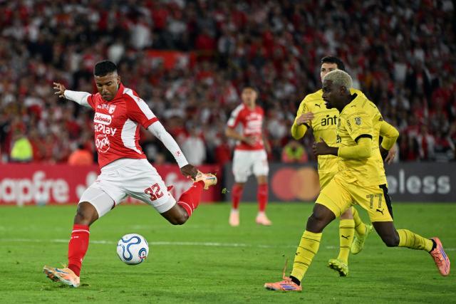 Santa Fe's defender #32 Christian Mafla kicks the ball past Penarol's Colombian forward #77 Luis Miguel Angulo during the Copa Libertadores group stage football match between Colombia's Independiente Santa Fe and Uruguay's Penarol at the Nemesio Camacho El Campin stadium in Bogota, on April 9, 2026. (Photo by Luis ACOSTA / AFP)