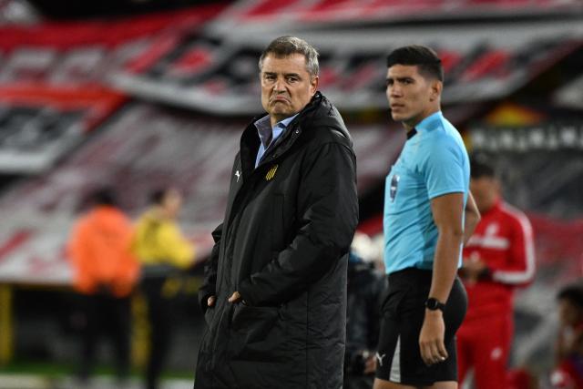 Penarol's head coach Diego Aguirre gestures during the Copa Libertadores group stage football match between Colombia's Independiente Santa Fe and Uruguay's Penarol at the Nemesio Camacho El Campin stadium in Bogota, on April 9, 2026. (Photo by Luis ACOSTA / AFP)