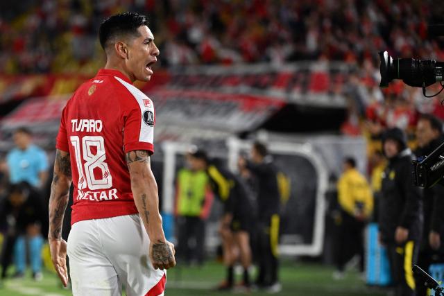 Santa Fe's Argentine defender #18 Emanuel Olivera celebrates scoring his team's first goal during the Copa Libertadores group stage football match between Colombia's Independiente Santa Fe and Uruguay's Penarol at the Nemesio Camacho El Campin stadium in Bogota, on April 9, 2026. (Photo by Luis ACOSTA / AFP)