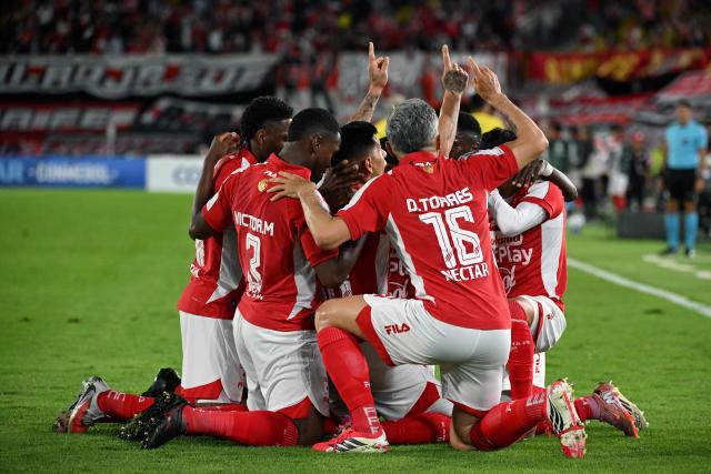 Santa Fe's Argentine defender #18 Emanuel Olivera celebrates with teammates after scoring his team's first goal during the Copa Libertadores group stage football match between Colombia's Independiente Santa Fe and Uruguay's Penarol at the Nemesio Camacho El Campin stadium in Bogota, on April 9, 2026. (Photo by Luis ACOSTA / AFP)