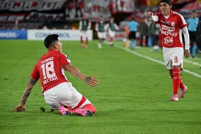 Santa Fe's Argentine defender #18 Emanuel Olivera celebrates scoring his team's first goal during the Copa Libertadores group stage football match between Colombia's Independiente Santa Fe and Uruguay's Penarol at the Nemesio Camacho El Campin stadium in Bogota, on April 9, 2026. (Photo by Luis ACOSTA / AFP)
