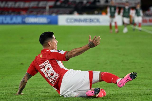 Santa Fe's Argentine defender #18 Emanuel Olivera celebrates scoring his team's first goal during the Copa Libertadores group stage football match between Colombia's Independiente Santa Fe and Uruguay's Penarol at the Nemesio Camacho El Campin stadium in Bogota, on April 9, 2026. (Photo by Luis ACOSTA / AFP)