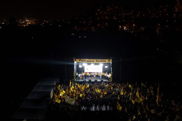 This aerial view shows Peru's presidential candidate Carlos Alvarez, for the Pais Para Todos party, speaking to supporters during his closing campaign rally in Lima on April 9, 2026. Peru will hold presidential elections on April 12. (Photo by Connie FRANCE / AFP)