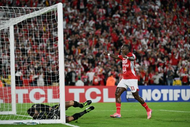 Santa Fe's forward #11 Hugo Rodallega celebrates after his team's first goal scored by Argentine defender #18 Emanuel Olivera (unseen) during the Copa Libertadores group stage football match between Colombia's Independiente Santa Fe and Uruguay's Penarol at the Nemesio Camacho El Campin stadium in Bogota, on April 9, 2026. (Photo by Luis ACOSTA / AFP)