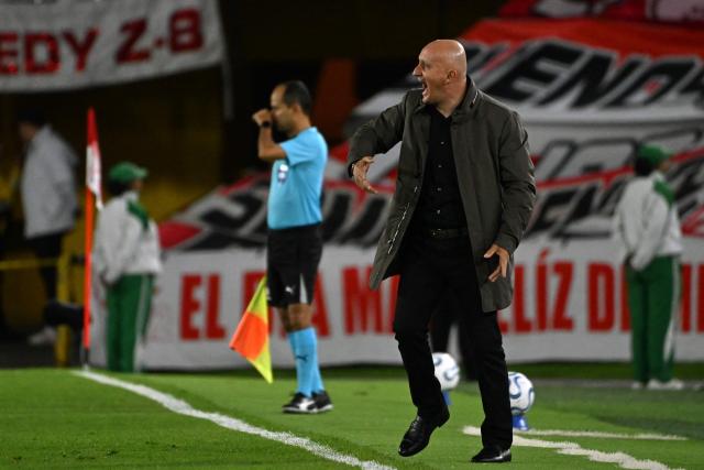 Santa Fe's Uruguayan head coach Pablo Repetto gestures during the Copa Libertadores group stage football match between Colombia's Independiente Santa Fe and Uruguay's Penarol at the Nemesio Camacho El Campin stadium in Bogota, on April 9, 2026. (Photo by Luis ACOSTA / AFP)